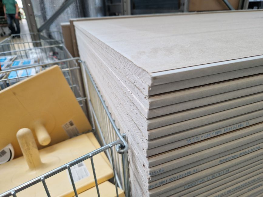 Plăci de gips-carton pregătite pentru montaj