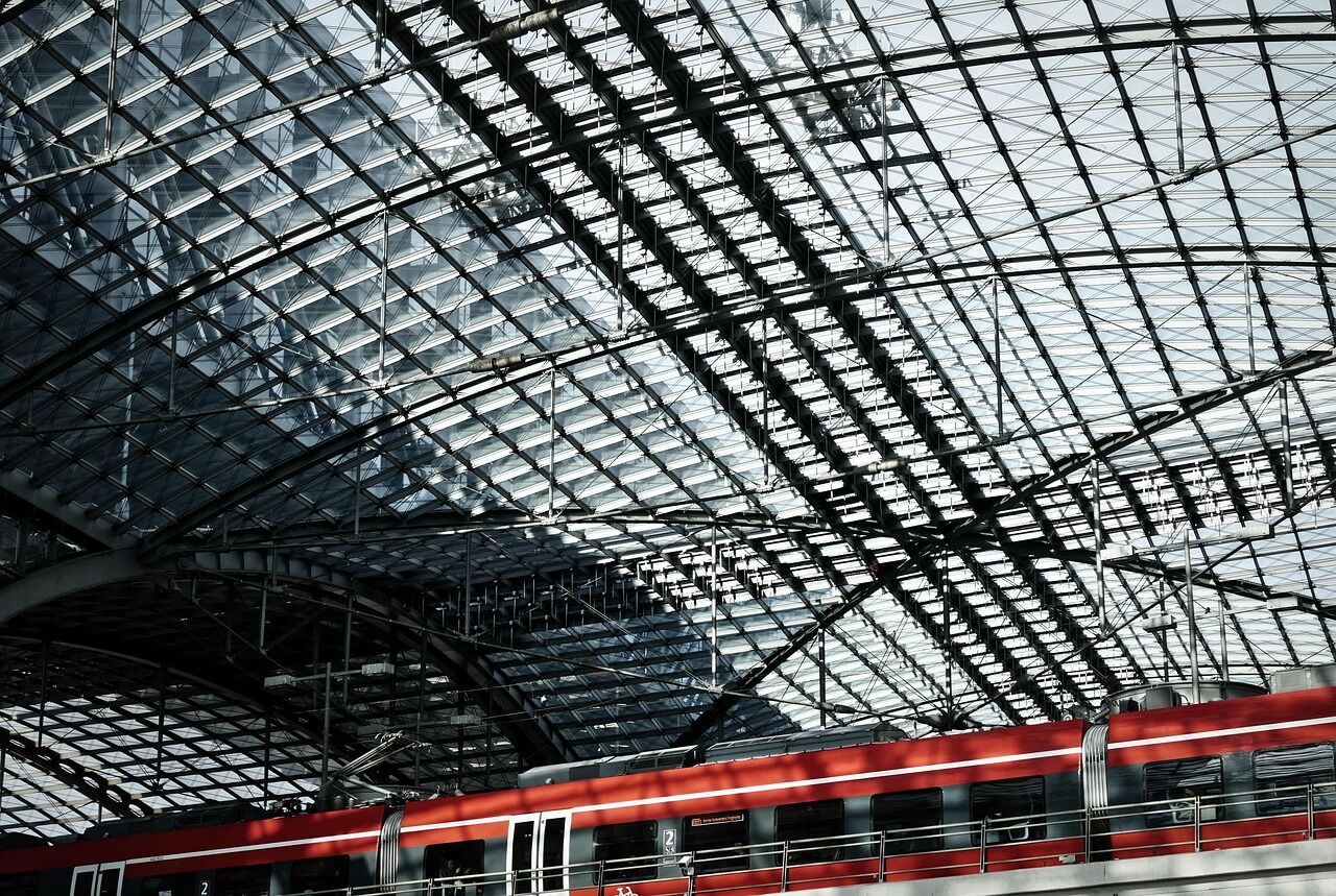 Detaliu de acoperiș cu structură metalică și sticlă